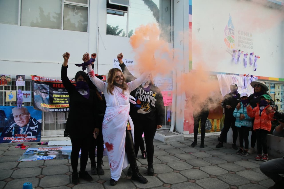 Mujeres protestan frente a la CDHEH en Pachuca por presunta violencia judicial. (Maribel Calderón)