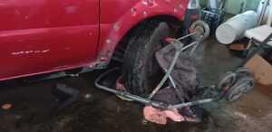 Una niña de dos años fue rescatada tras quedar prensada bajo la llanta de una camioneta en San Francisco del Rincón. Policías municipales lograron liberarla.