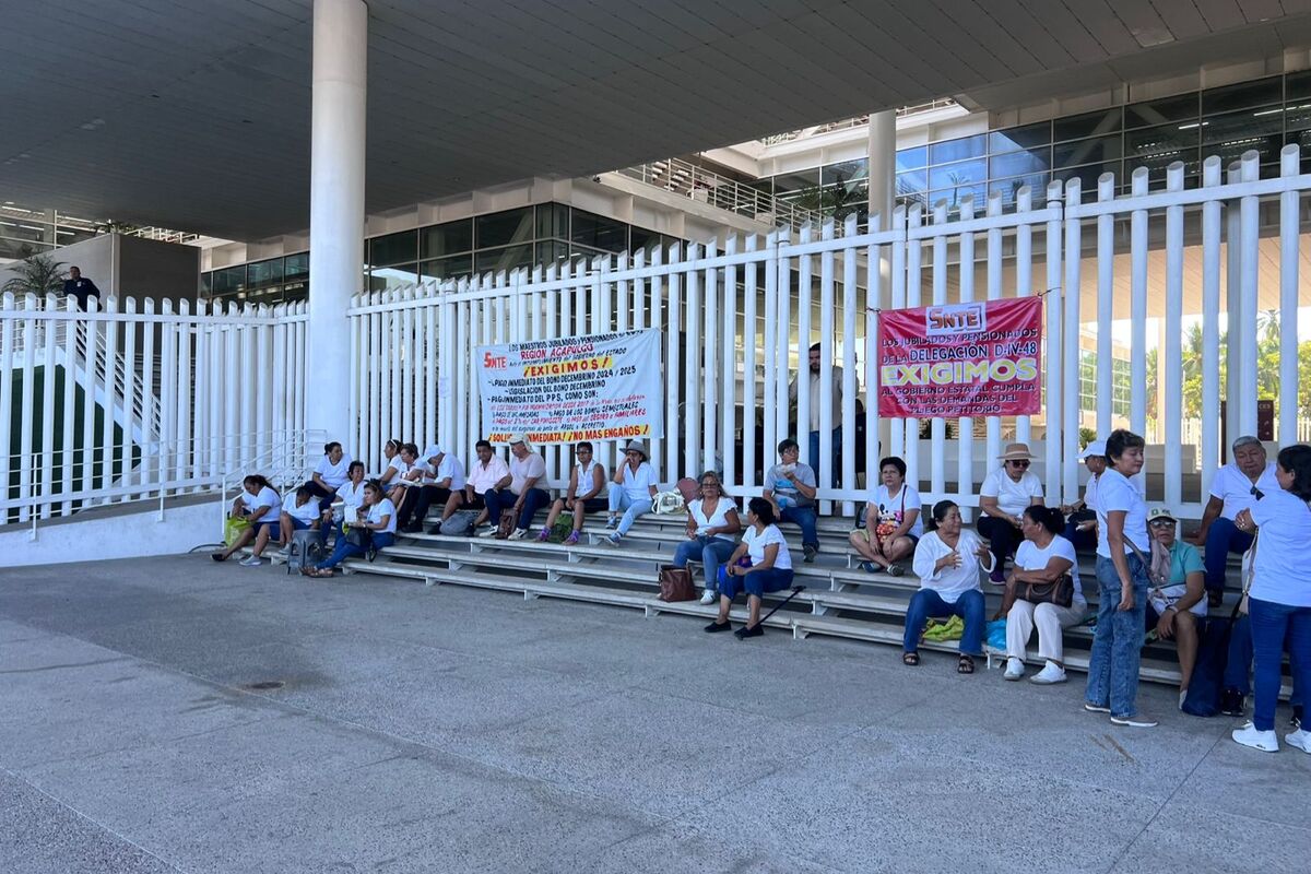 Protestaron afuera de las Oficinas de la Administración Fiscal del estado de Acapulco, Guerrero.