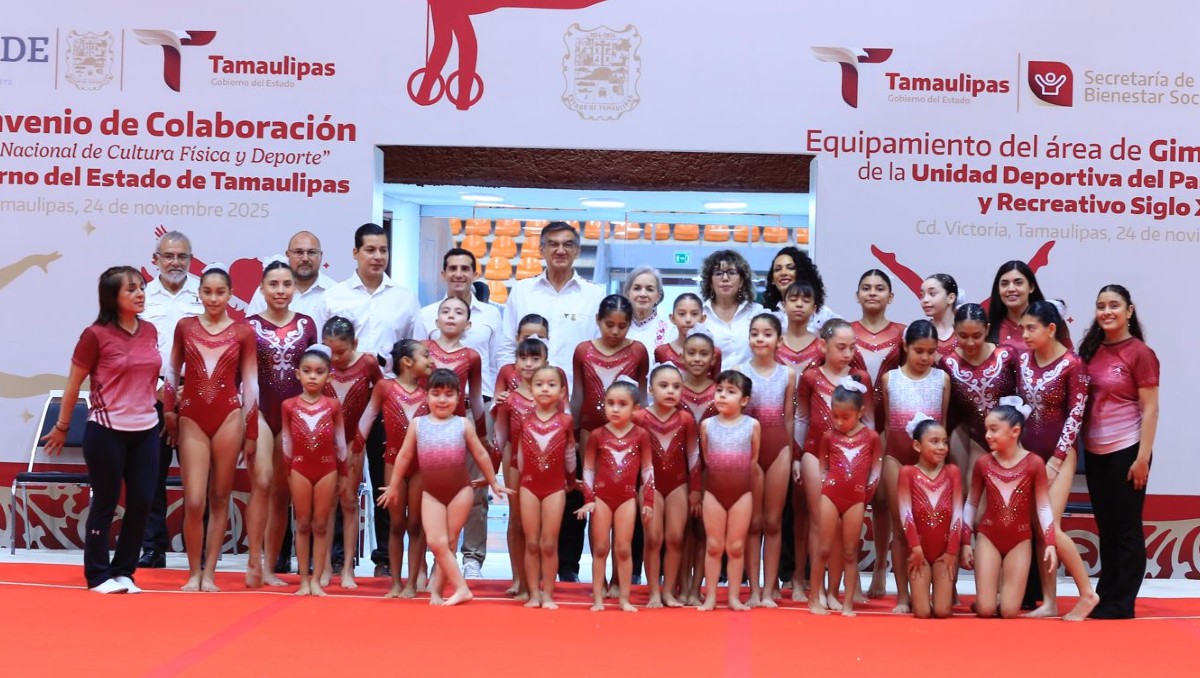 Rommel Pacheco, titular de la Conade, junto a funcionarios y gimnastas de Tamaulipas en el Centro Cultural Siglo XXI.