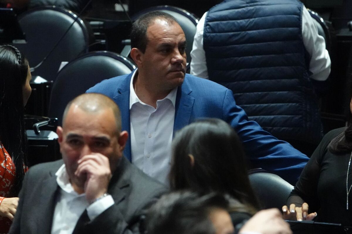 Antes de la salida de Cuauhtémoc Blanco, diputadas de MC mostraron pancartas en su contra. | Cuartoscuro.