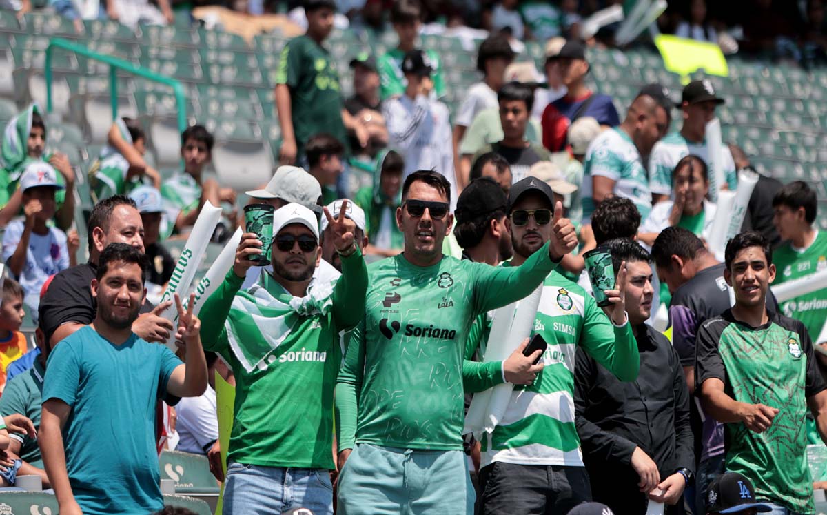 Aficionados de Club Santos en Estadio Corona. | Foto: Rolando Riestra