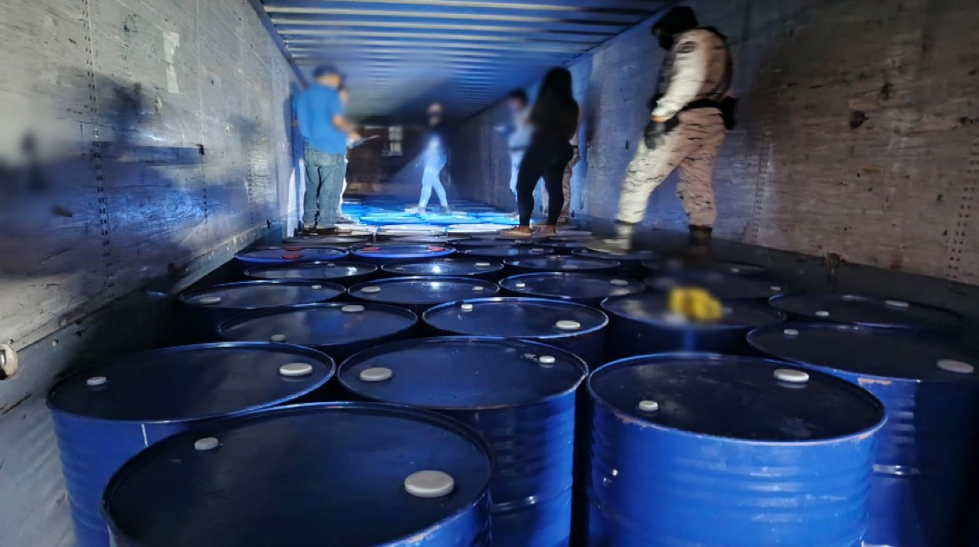 Aseguran 98 tambos con precursor químico en tractocamión en Uruapan. | Especial