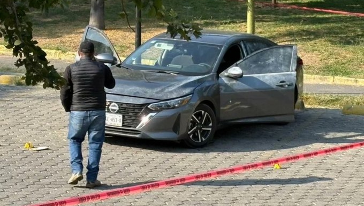 El automóvil de los agentes fue localizado con impactos de bala (Foto: Especial)