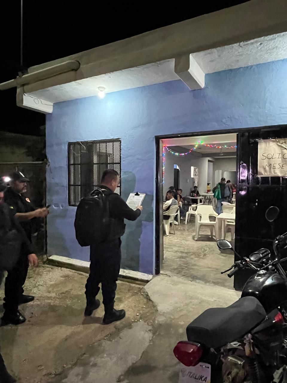 Autoridades ejecutando operativo en bar clandestino para rescatar a las víctimas de trata. | Especial