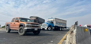 Operador de un tráiler con más de 20 toneladas de perecederos, lleva más de un día detenido en la carretera federal 90, en el tramo Pénjamo–Santa Ana Pacueco.