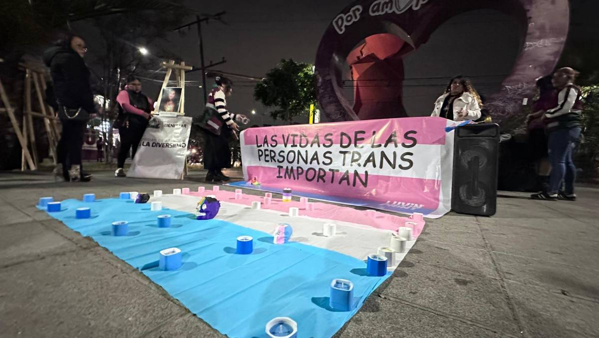 Colectivos y activistas de comunidad LGBTTIQ+ realizaron encendido de velas en memoria de mujeres trans que han sido asesinadas. Foto: Zuleyma García