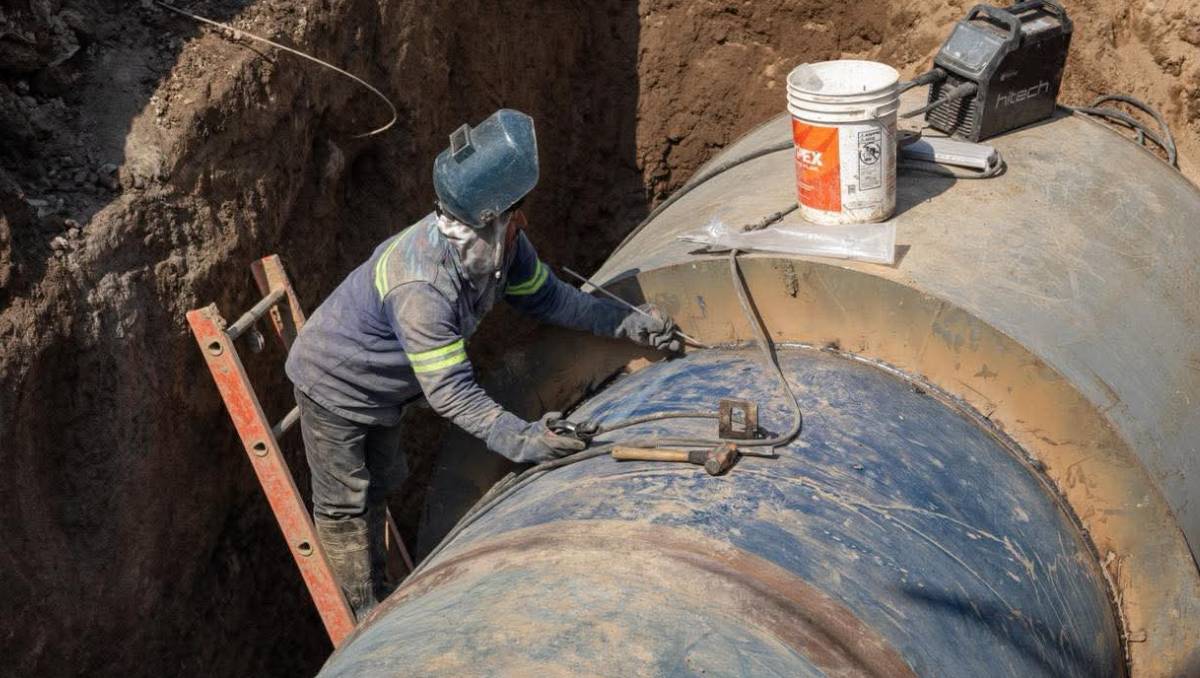 Tras 96 horas de trabajo continuo, personal especializado sustituyó el tramo dañado y concluyó la reparación. Especial