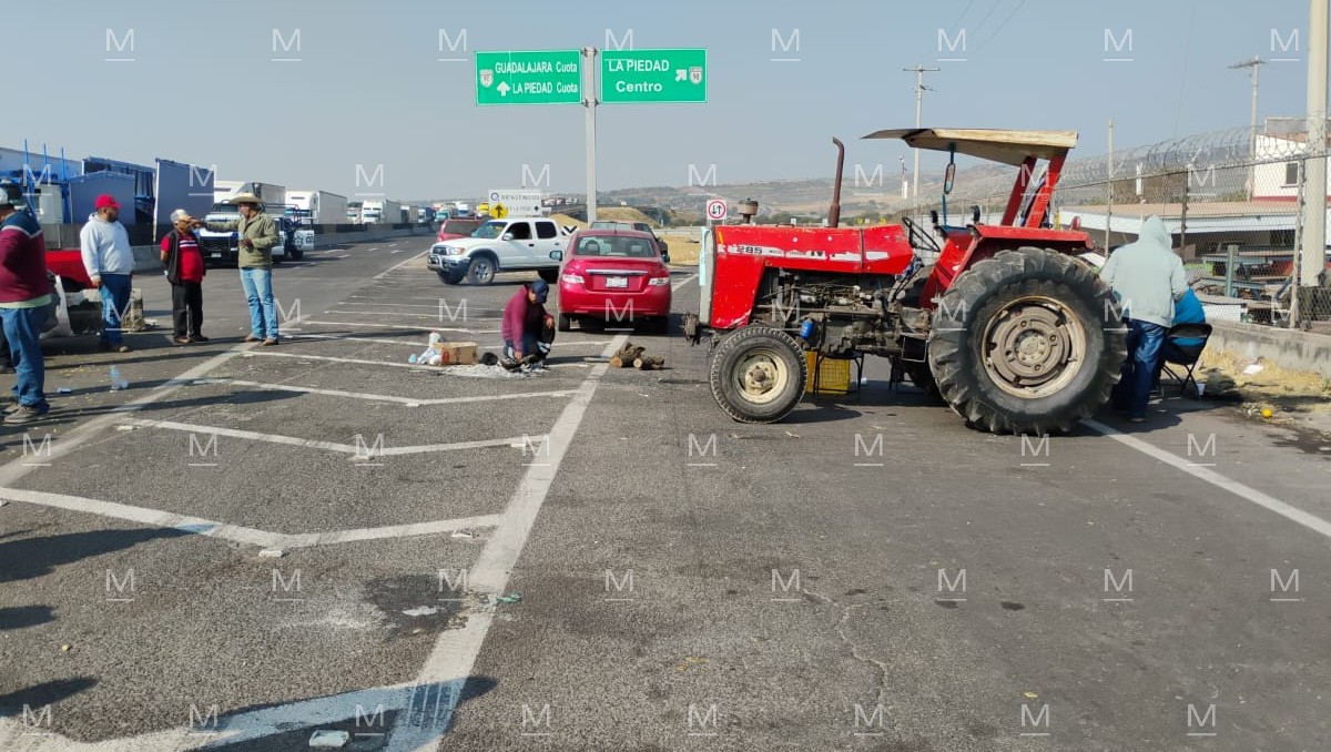 Se cumplieron  48 horas de que productores agrícolas se han mantenido firmes en el bloqueo. | Guillermo Esquivel.