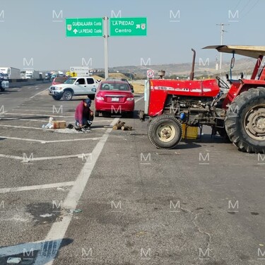 Se cumplieron  48 horas de que productores agrícolas se han mantenido firmes en el bloqueo del tramo de la carretera federal 90 Pénjamo–Santa Ana Pacueco.