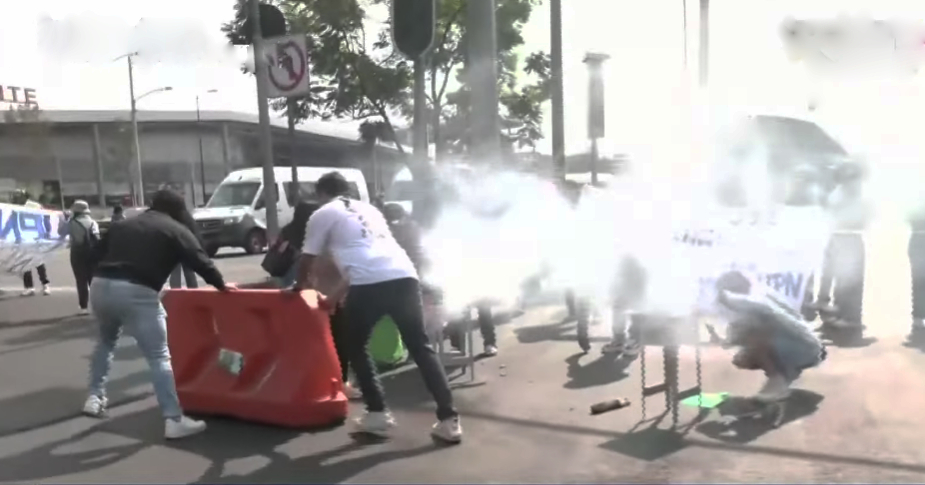 El humo del chile de árbol invade la avenida Eduardo Molina. | Especial