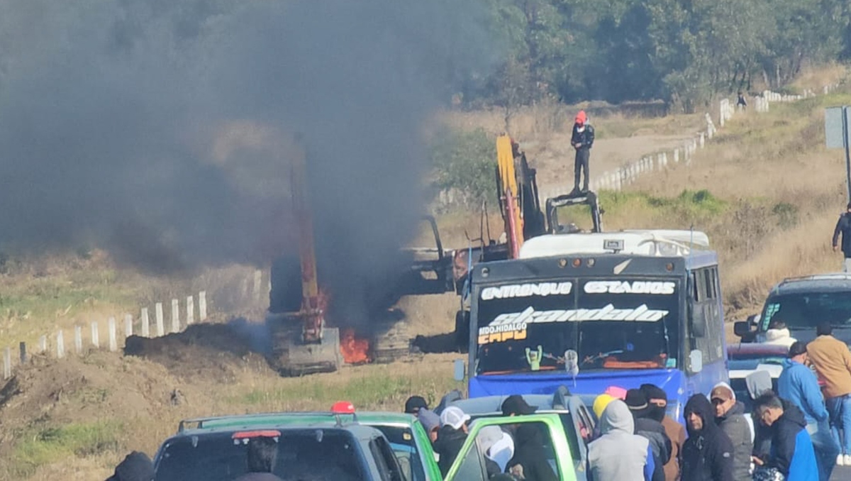 Investigan bloqueo en la México-Puebla y quema de retroexcavadoras | EsImagen