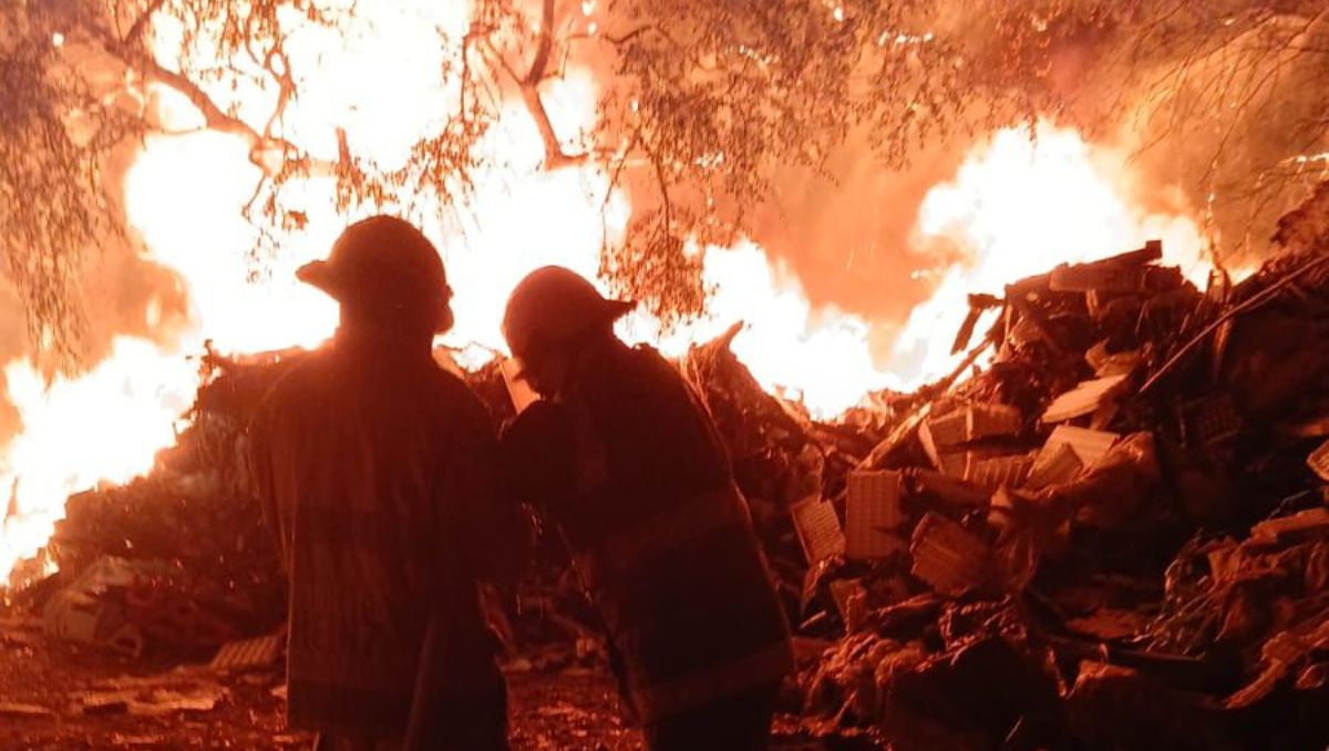 El material altamente combustible almacenado en el sitio provocó que el fuego se propagara rápidamente. Especial