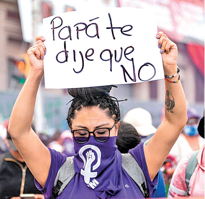 La mayoría de asistentes vistió de morado. ARACELI LÓPEZ