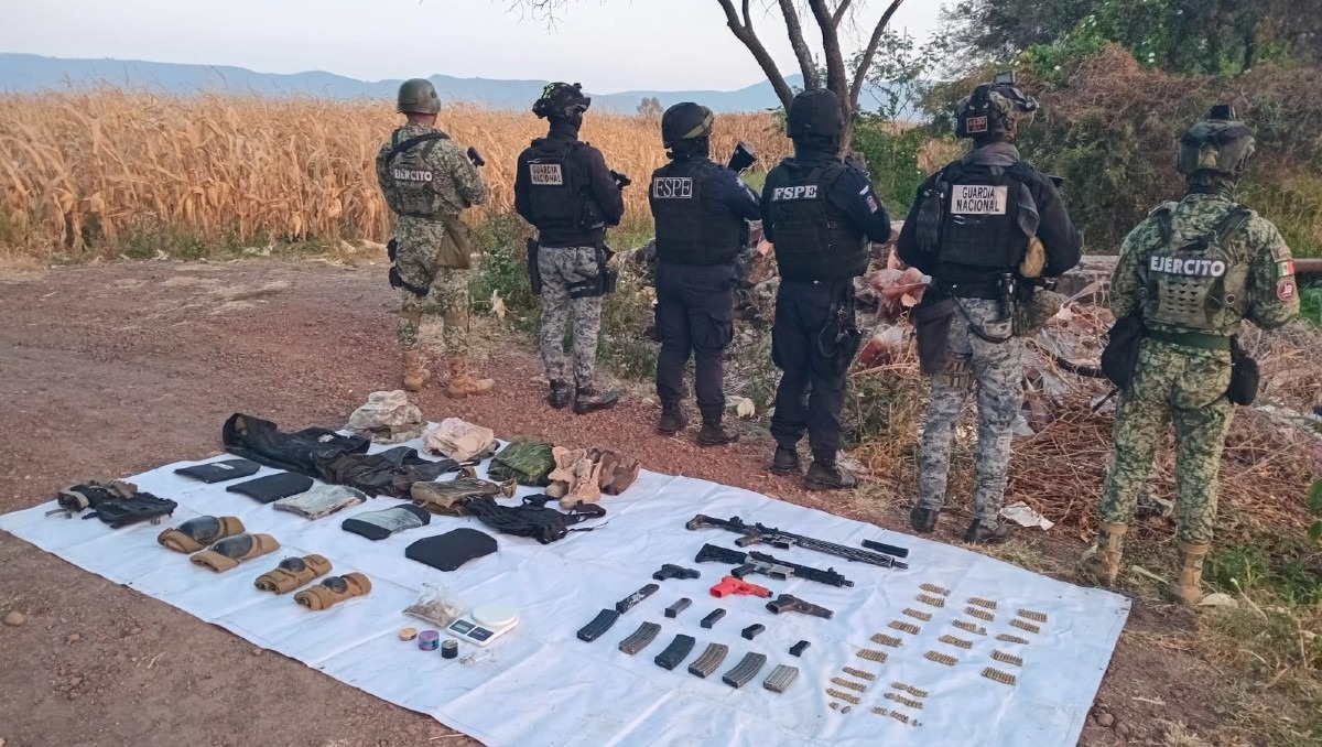 Un operativo conjunto realizado en la comunidad de Churipitzeo, permitió el aseguramiento de armas de fuego, cartuchos, droga. Foto: Especial.