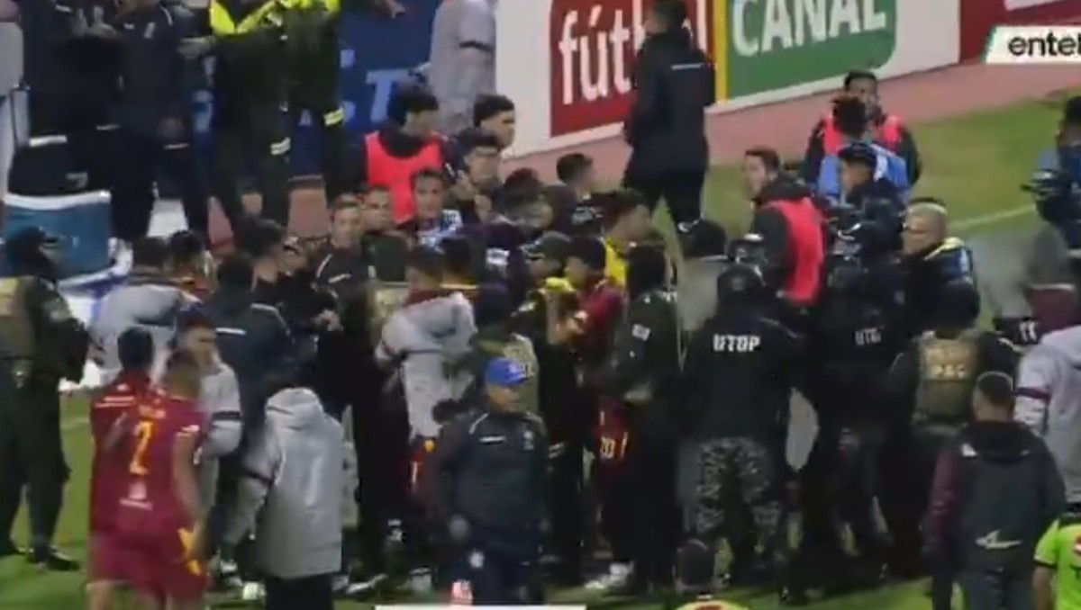 Partido en Bolivia termina en pelea campal, intervención de la Policía y 17 expulsados | VIDEO