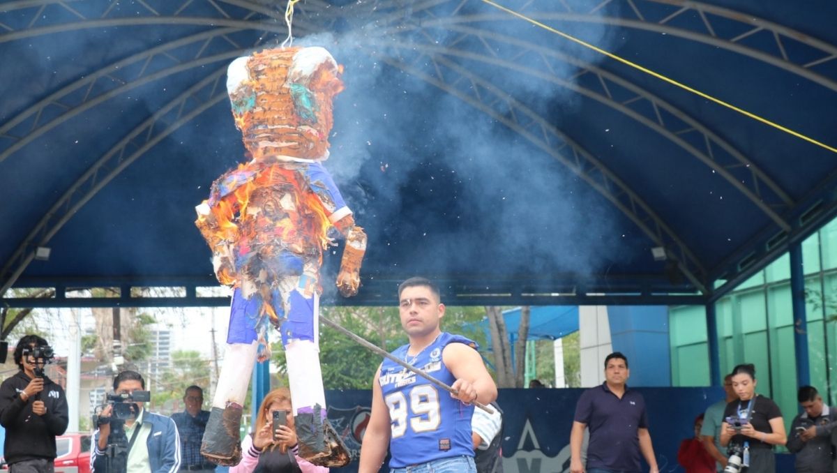 Prepa 2 de la UANL realizan tradicional quema del Borrego previo a la final de la Onefa