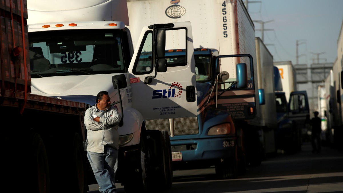 ‘What?’: frenan a traileros mexicanos por no estudiar en Harmon Hall