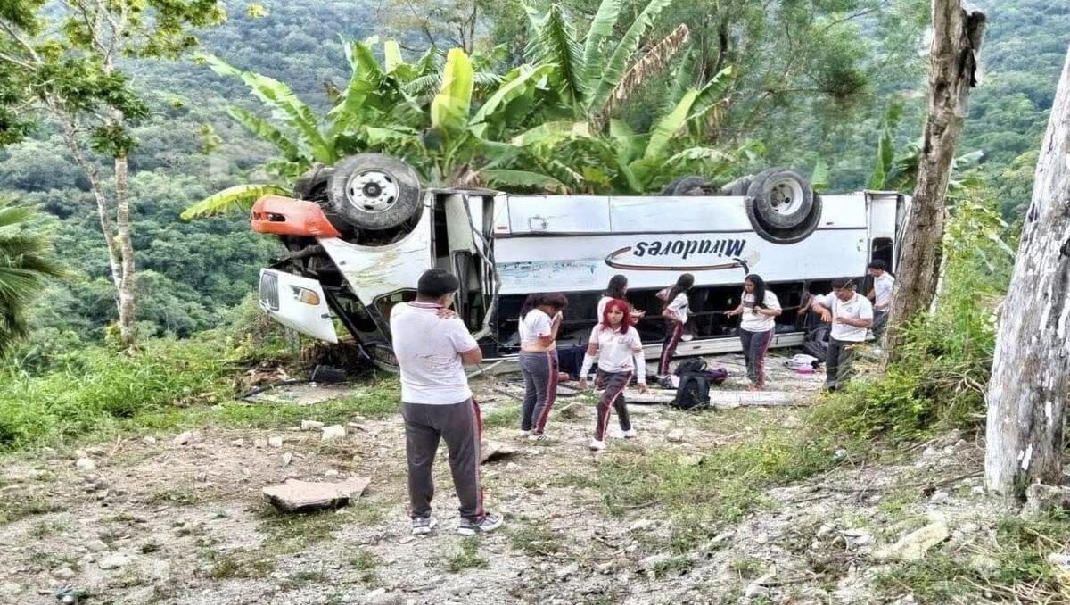 Autobús con estudiantes vuelca por falla mecánica en Veracruz; hay 20 heridos y 3 muertos