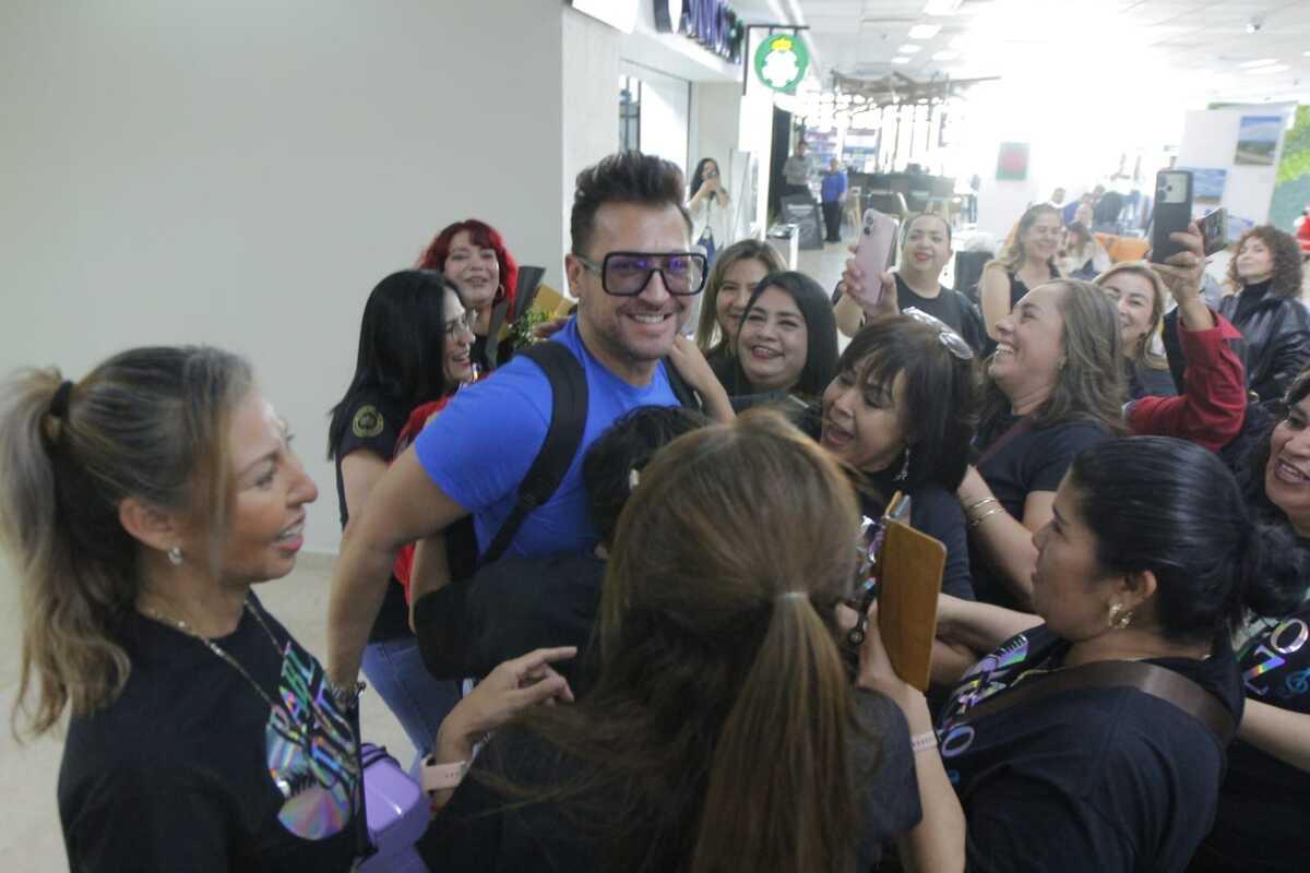 Sus seguidores portaban mantas con su imagen y algunas ramos de flores para darle la bienvenida al artista. | Especial