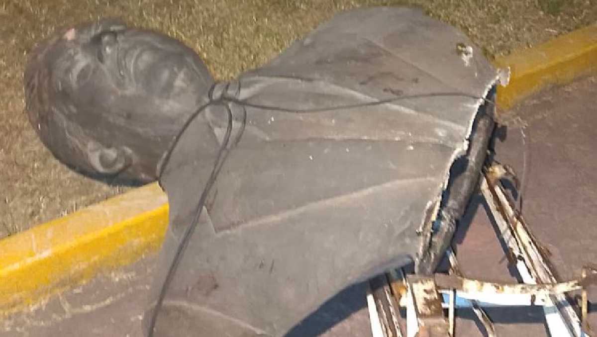 Los sospechoso fueron vistos a través de las cámaras intentado robar el busto de Salvador Sánchez Colín. Foto: (Especial)