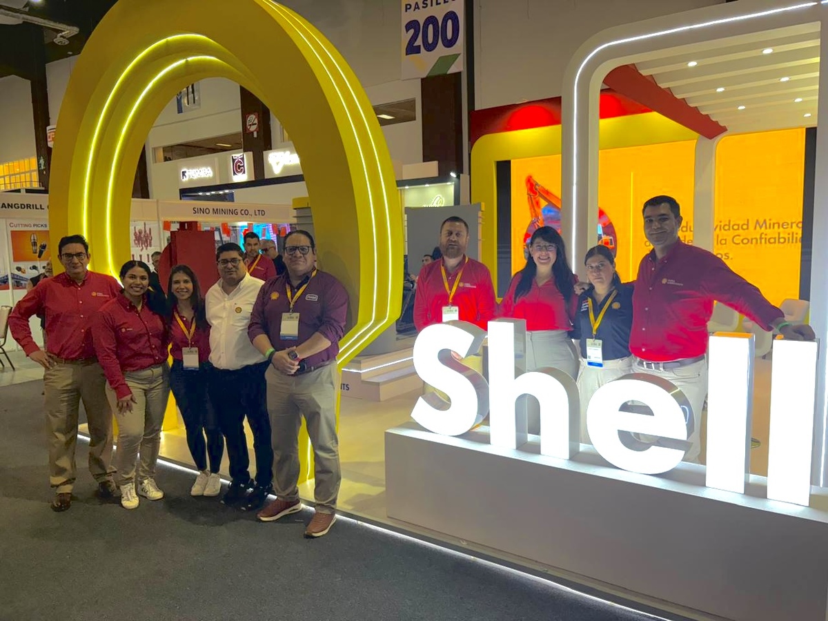 Stand de Shell Lubricantes en la Convención Internacional de Minería 2025, con exhibición de productos y servicios para eficiencia minera. | Especial