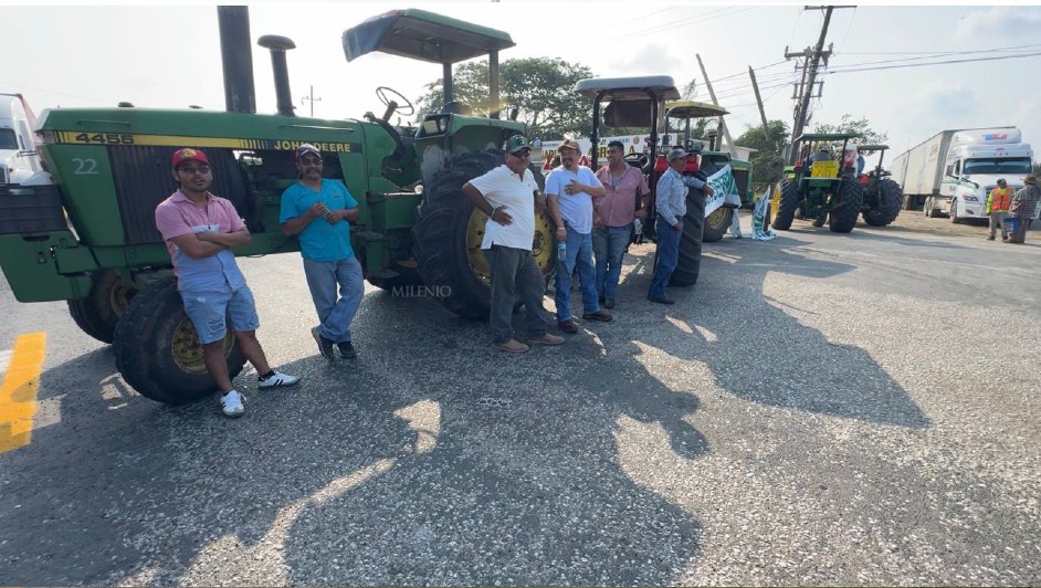 Tráileros quedan varados en bloqueo de carreteras en Tamaulipas