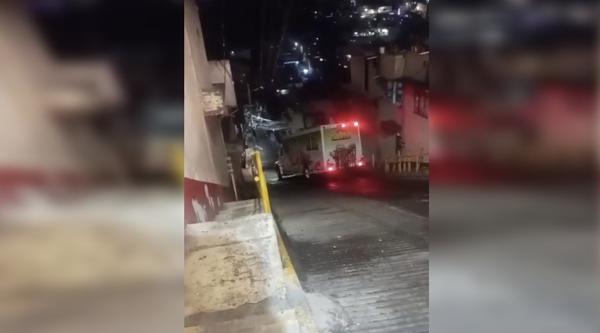 Vecinos del lugar grabaron el momento en que el camión cayó. (Foto: especial)