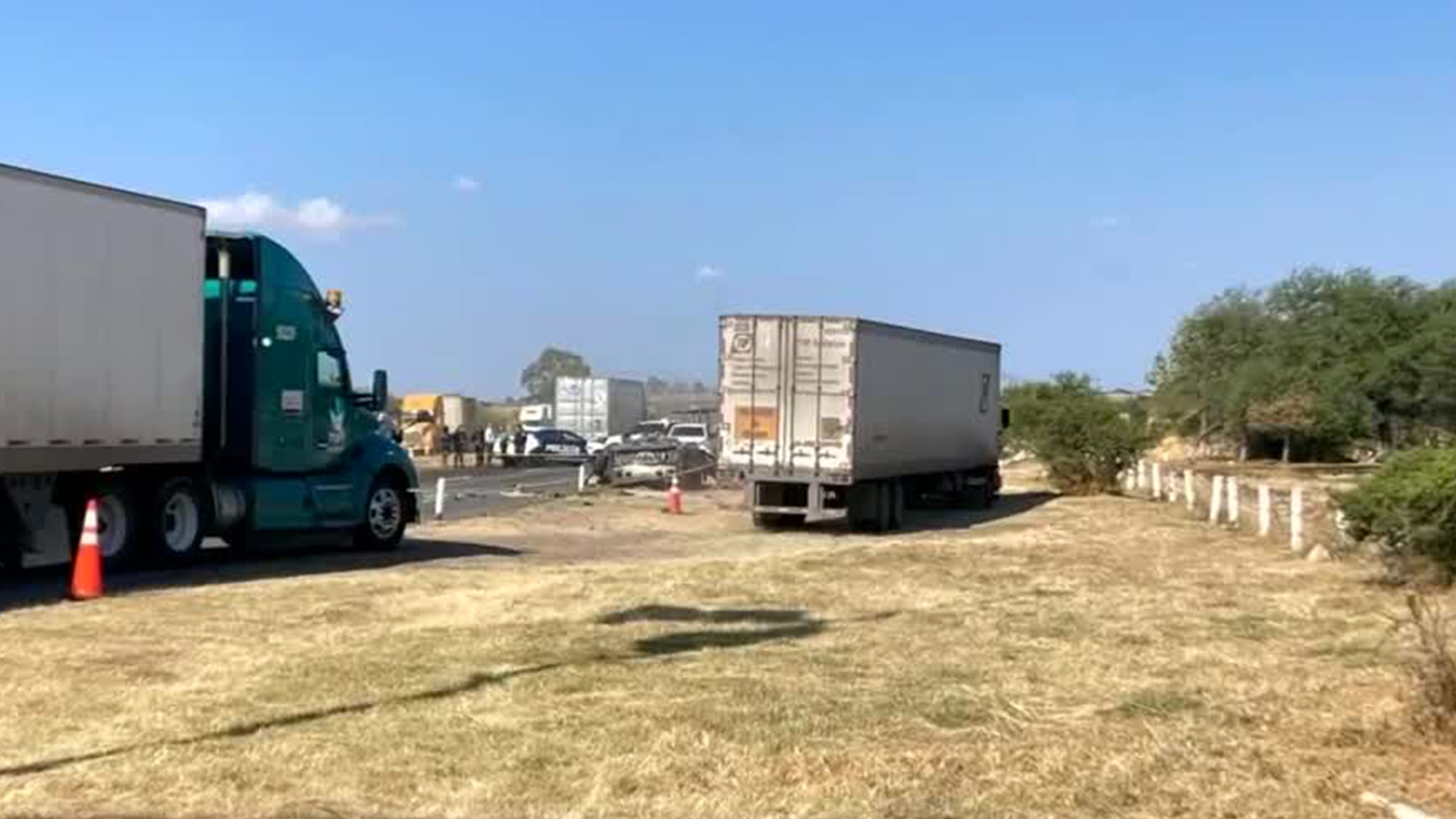 Accidente entre un tráiler y una camioneta deja 11 personas fallecidas en carretera en Guanajuato