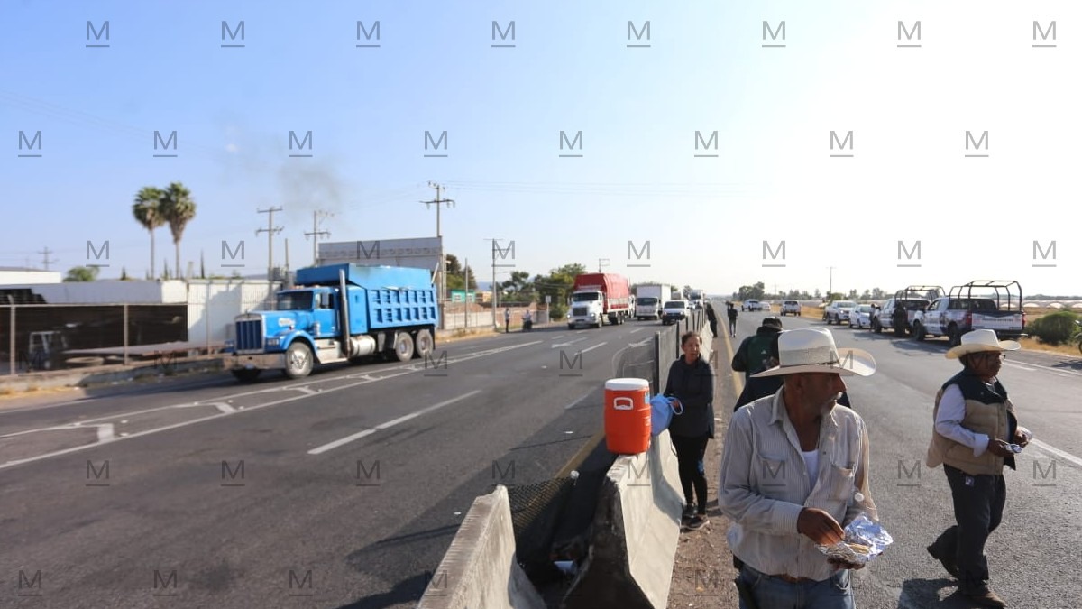 El bloqueo en la carretera federal 90 en Pénjamo fue reabierto brevemente, pero manifestantes lo cerraron nuevamente | Dany Béjar.