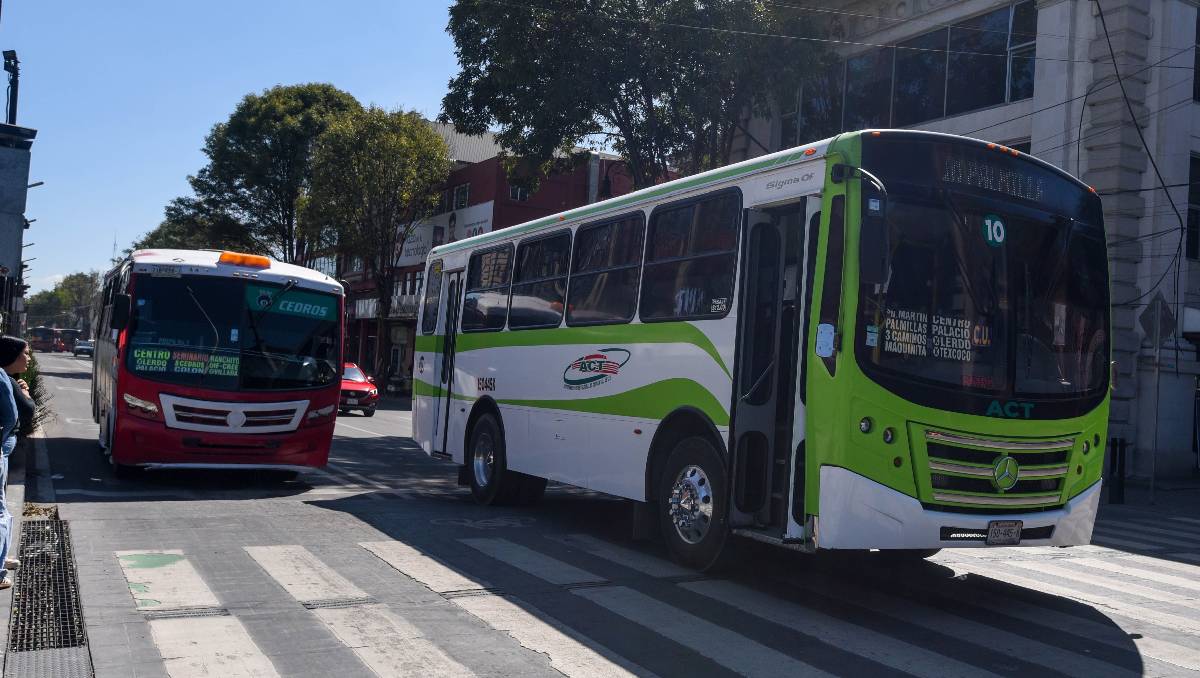 El chofer trabaja con la línea de transporte de la empresa Xinantécatl. Foto: (Cuartoscuro)