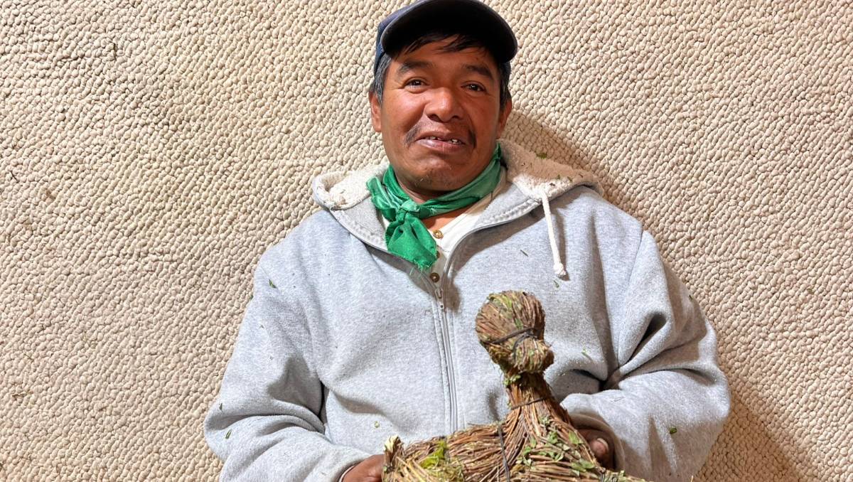 Don Herminio lleva más de 30 años elaborando piezas de perlilla, una vara que recolecta en las montañas de Texcoco. Foto: Zuleyma García