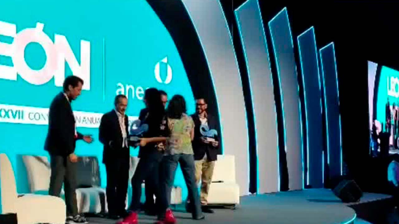 Entregan reconocimiento en Congreso de ANEAS a Fanny Miranda | Milenio Hábitat