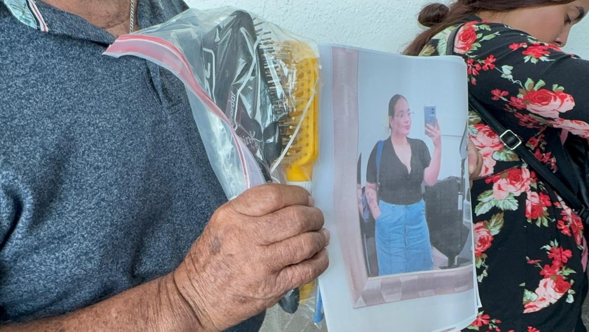 Familiares de los desaparecidos acudieron a la FGE del estado para entregar objetos personales. | Especial