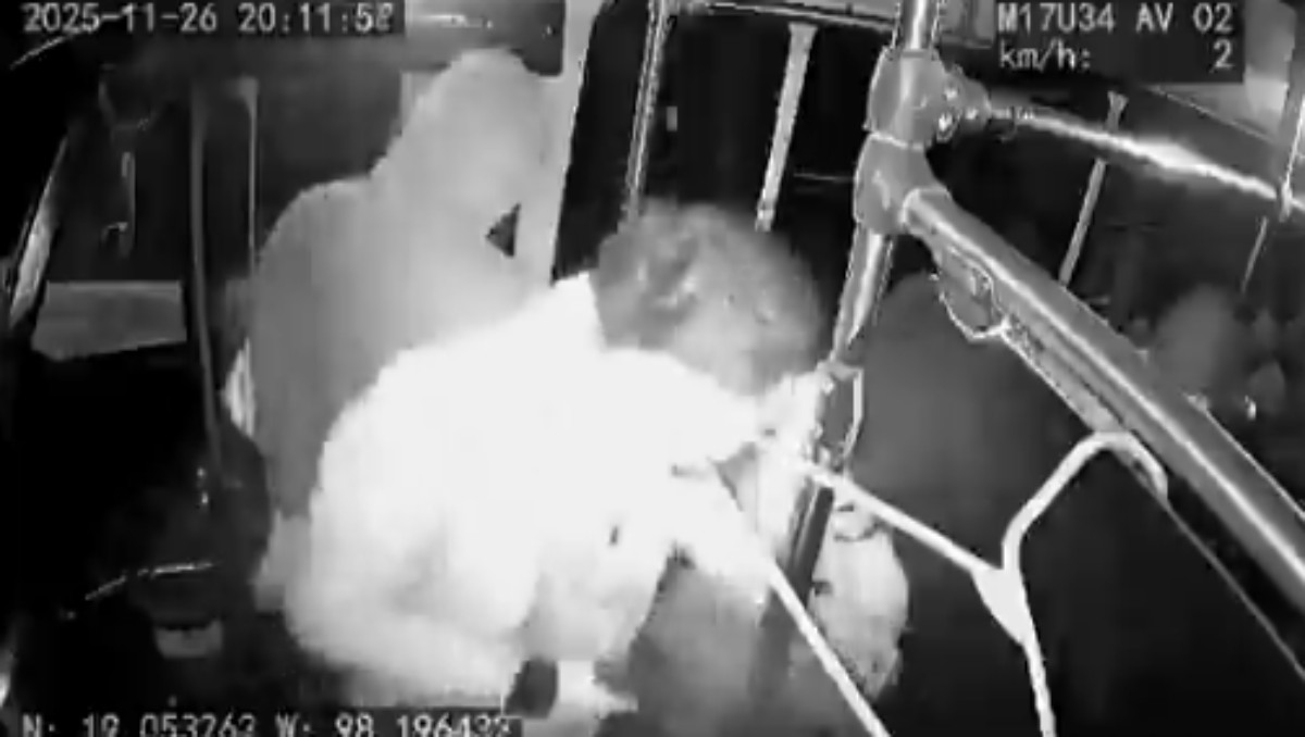 Hombres armados asaltan microbus en el Centro Histórico de Puebla | Especial