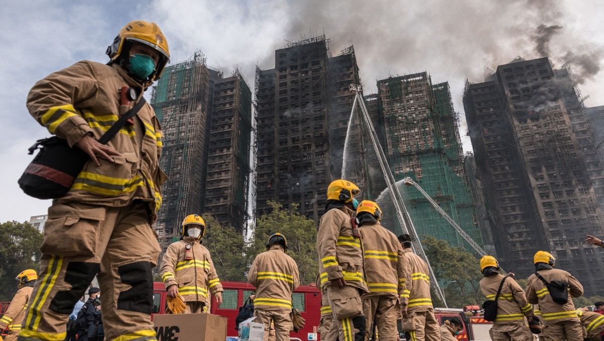 Van 65 muertos por incendio en edificios de Hong Kong; hay casi 300 desaparecidos