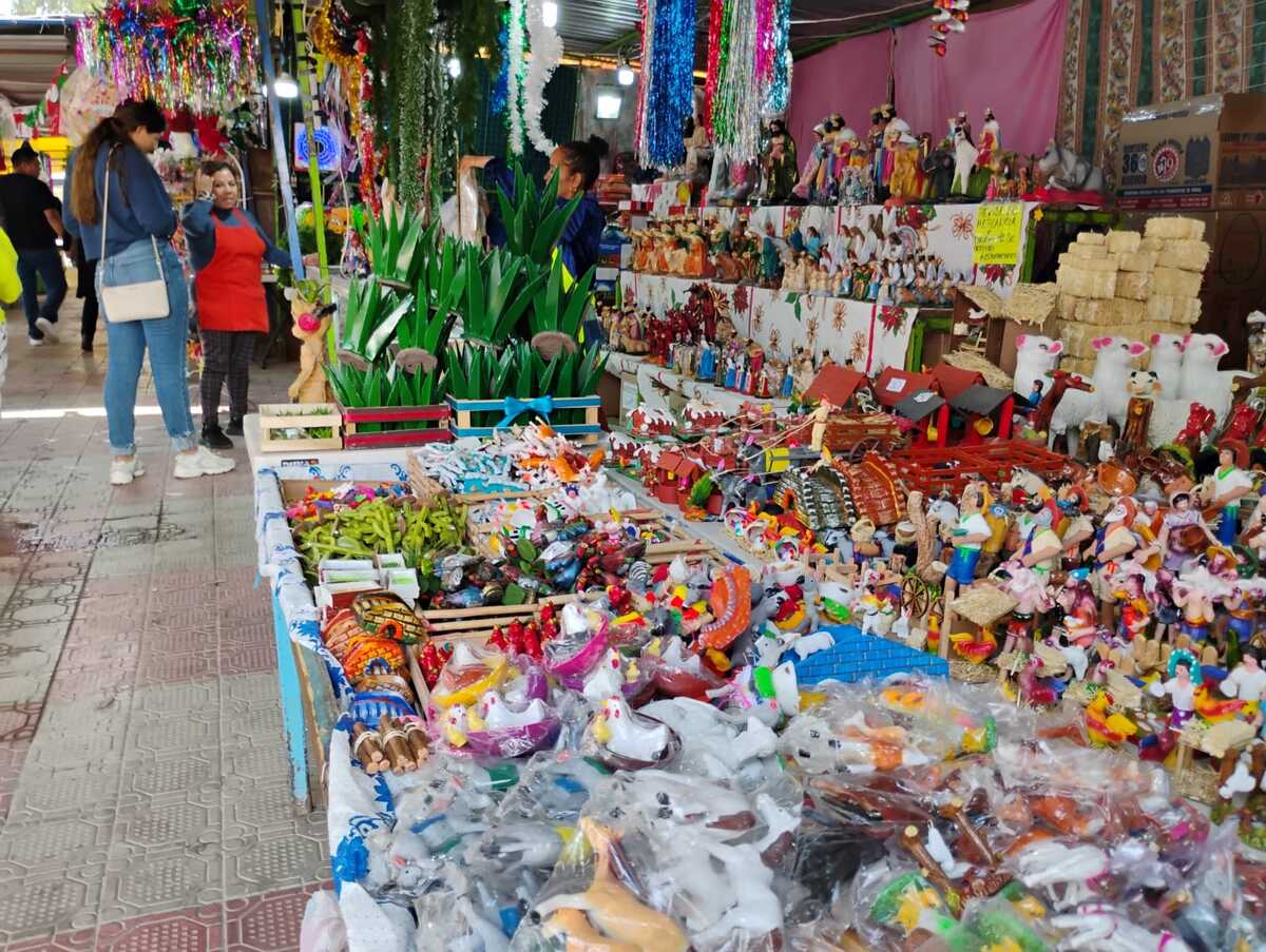 El Mercadito Navideño enfrenta encarecimientos por la inseguridad en rutas de transporte, pero mantiene su variedad tradicional.| Luis Alatorre