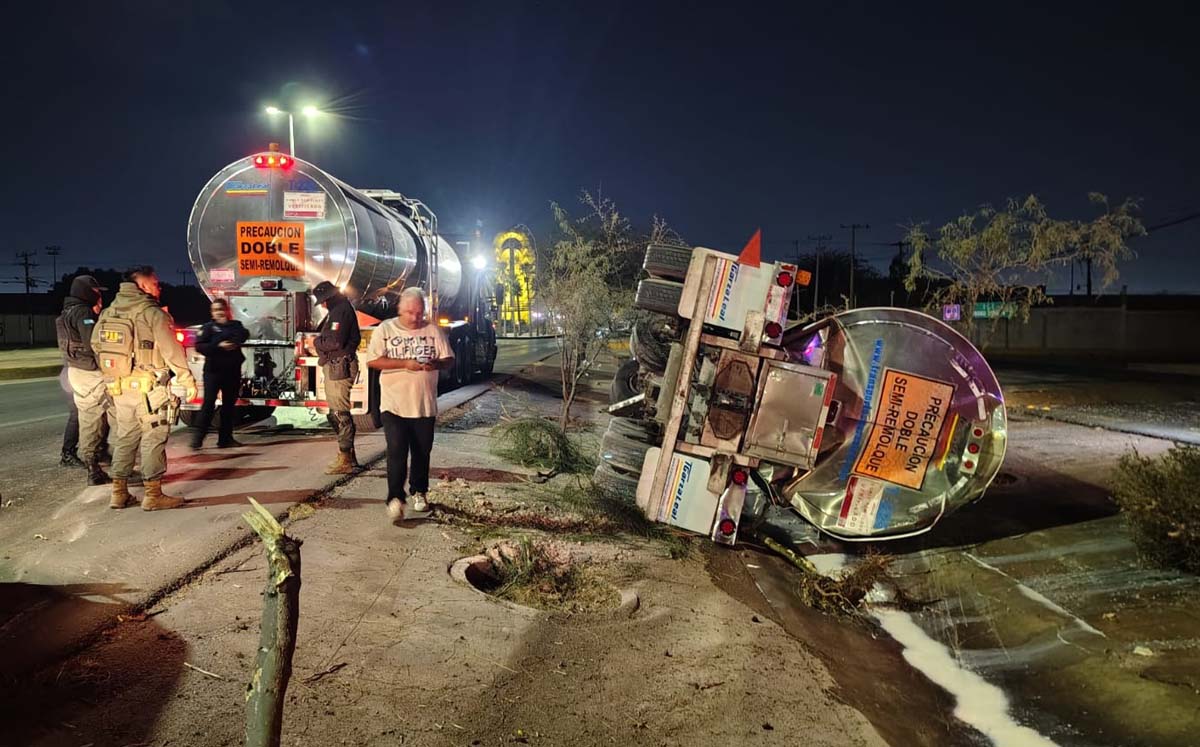 Pipa de leche vuelca en Periférico de Torreón. | Especial