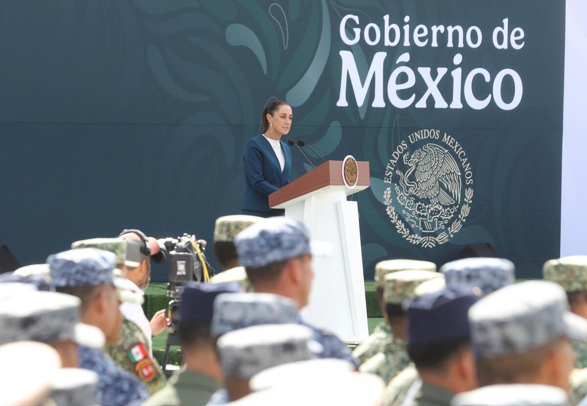 Sheinbaum entrega reconocimientos a militares y civiles que apoyaron en lluvias