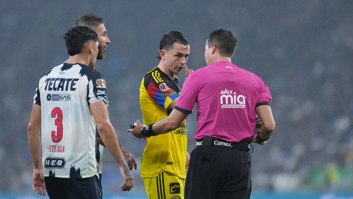 Sancionan a árbitros tras errores en la ida de los cuartos de final entre Rayados y América