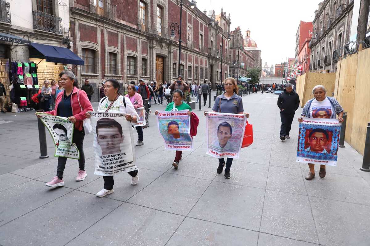 Es la sexta reunión entre Sheinbaum y padres de normalistas desaparecidos. | Jesús Quintanar