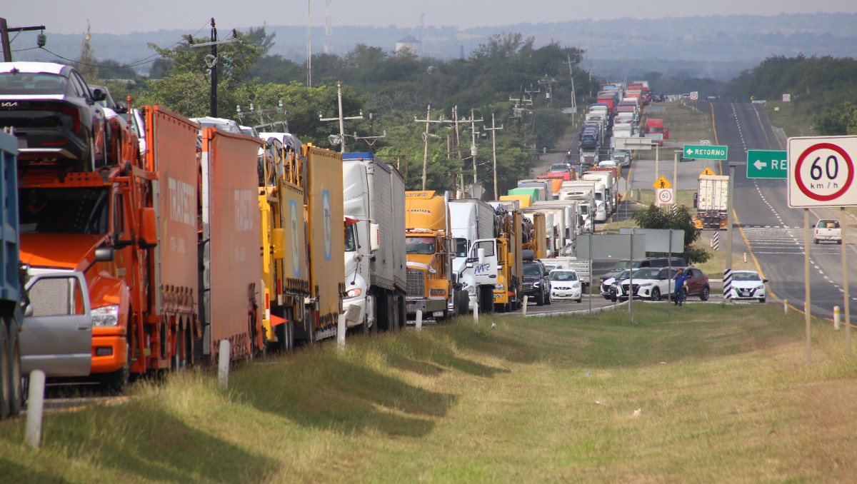 Bloqueo a carreteras de Tamaulipas provocaron largas filas de vehículos. (Yazmín Sánchez)