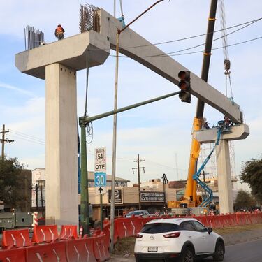 La viga fue instalada en el tramo que va sobre la avenida Prolongación Madero, a la altura de la calle Hermanos Flores Magón.