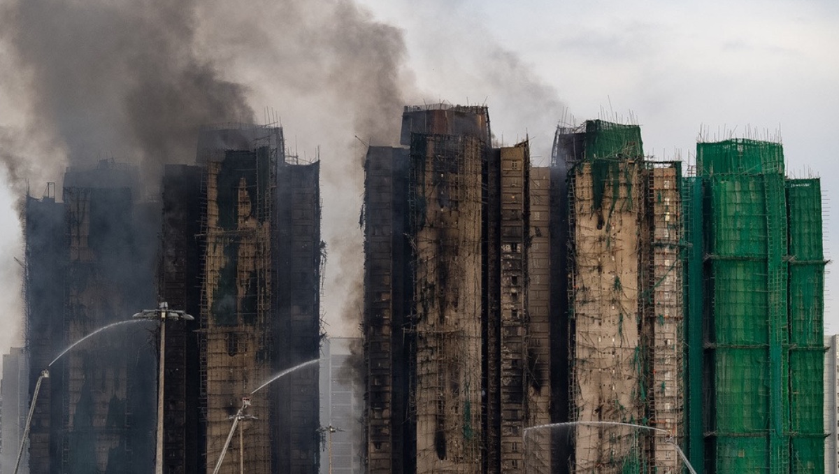 Muertos en incendio de Hong Kong aumentan a 128. | Especial