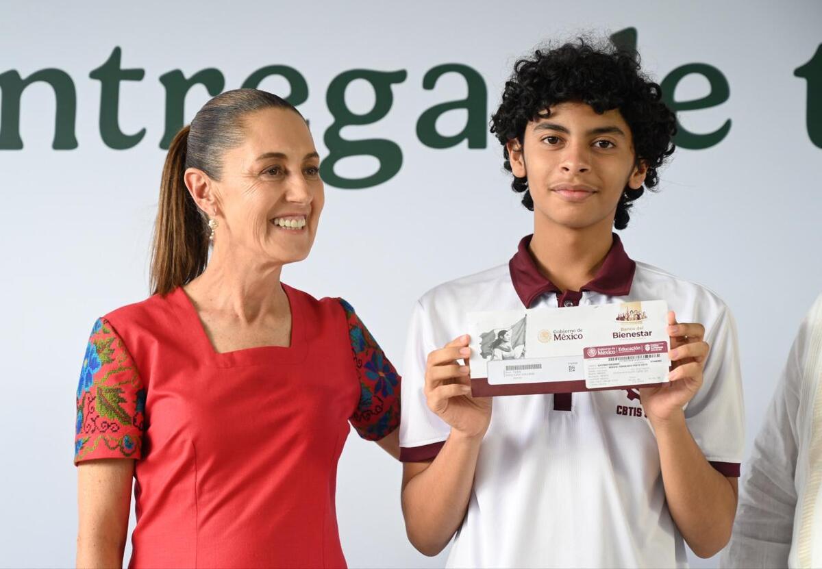Sheinbaum entrega becas a estudiantes en Yucatán