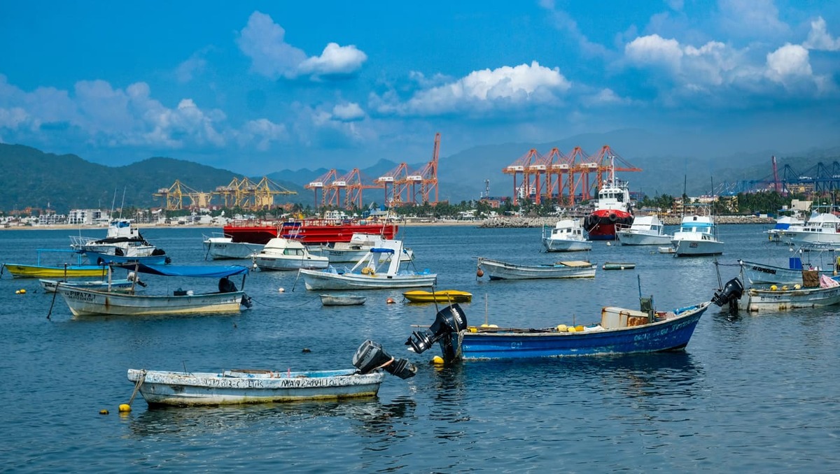 Así resiste Manzanillo: sus barrios esperan que el puerto traiga sombra, banquetas, salario y aulas