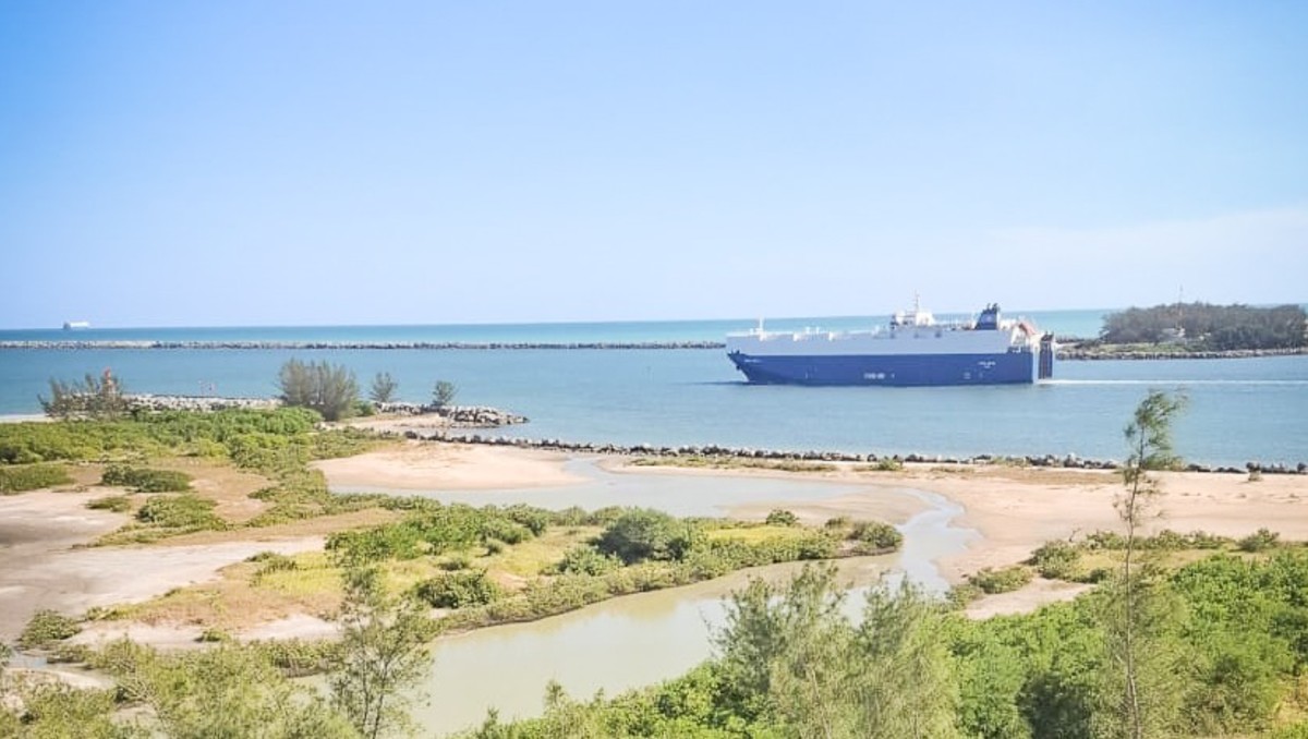 Salida de buque en el puerto de Altamira.