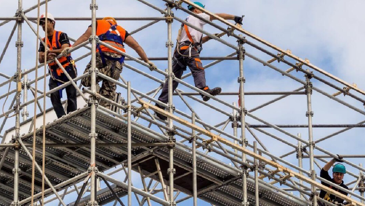 Trabajadores caen de andamio en el Instituto Hispano Inglés en León | Especial