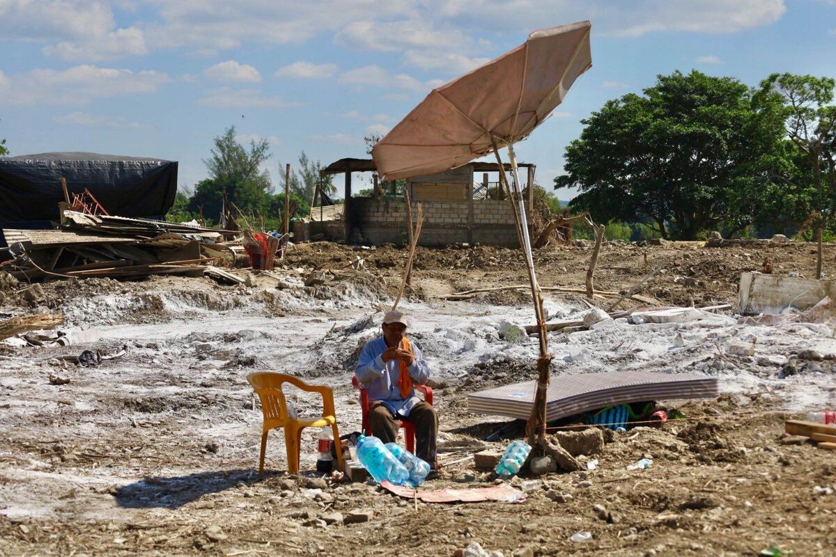 Trabajadores y maquinaria realizan limpieza de drenajes tras contaminación del río Cazones y suspensión del suministro de agua. | Archivo Cuartoscuro