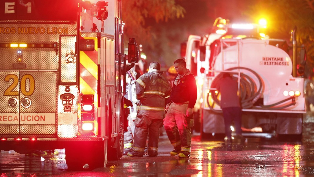 Bomberos y otras corporaciones de auxilio arribaron a la zona de desastre en Fraccionamiento los Olmos. / Jogre López